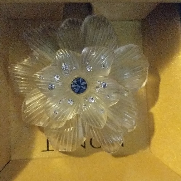 Gorgeous flower pin🤍💙 - Picture 4 of 6